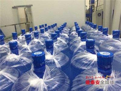 水桶清洗几次?水样怎样化验?记者探访泰安桶装水生产全过程